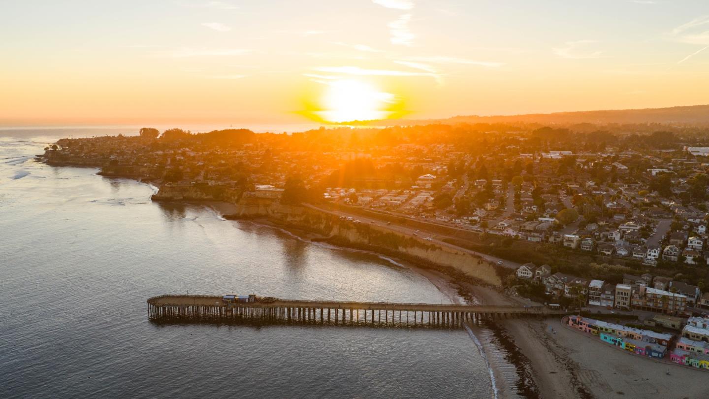 Detail Gallery Image 2 of 30 For 604 Oak Dr, Capitola,  CA 95010 - 2 Beds | 1 Baths