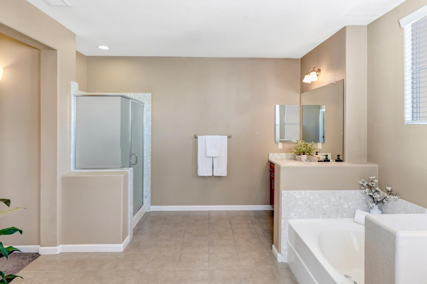 Detail Gallery Image 10 of 18 For 1690 Piazza Dr, Salinas,  CA 93905 - 5 Beds | 3 Baths