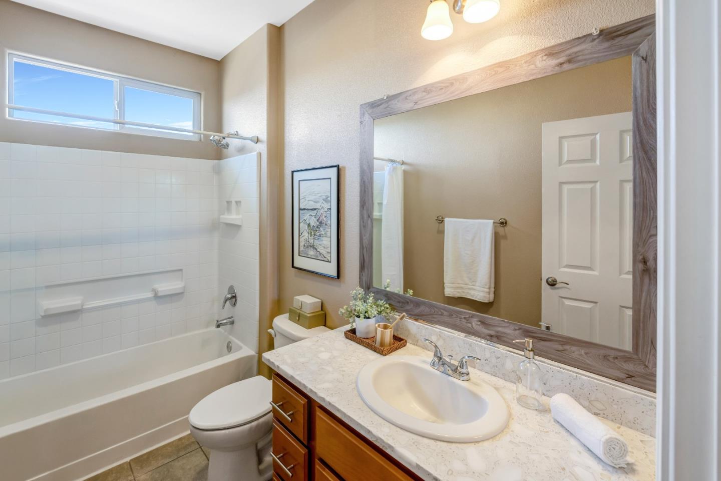 Detail Gallery Image 12 of 18 For 1690 Piazza Dr, Salinas,  CA 93905 - 5 Beds | 3 Baths