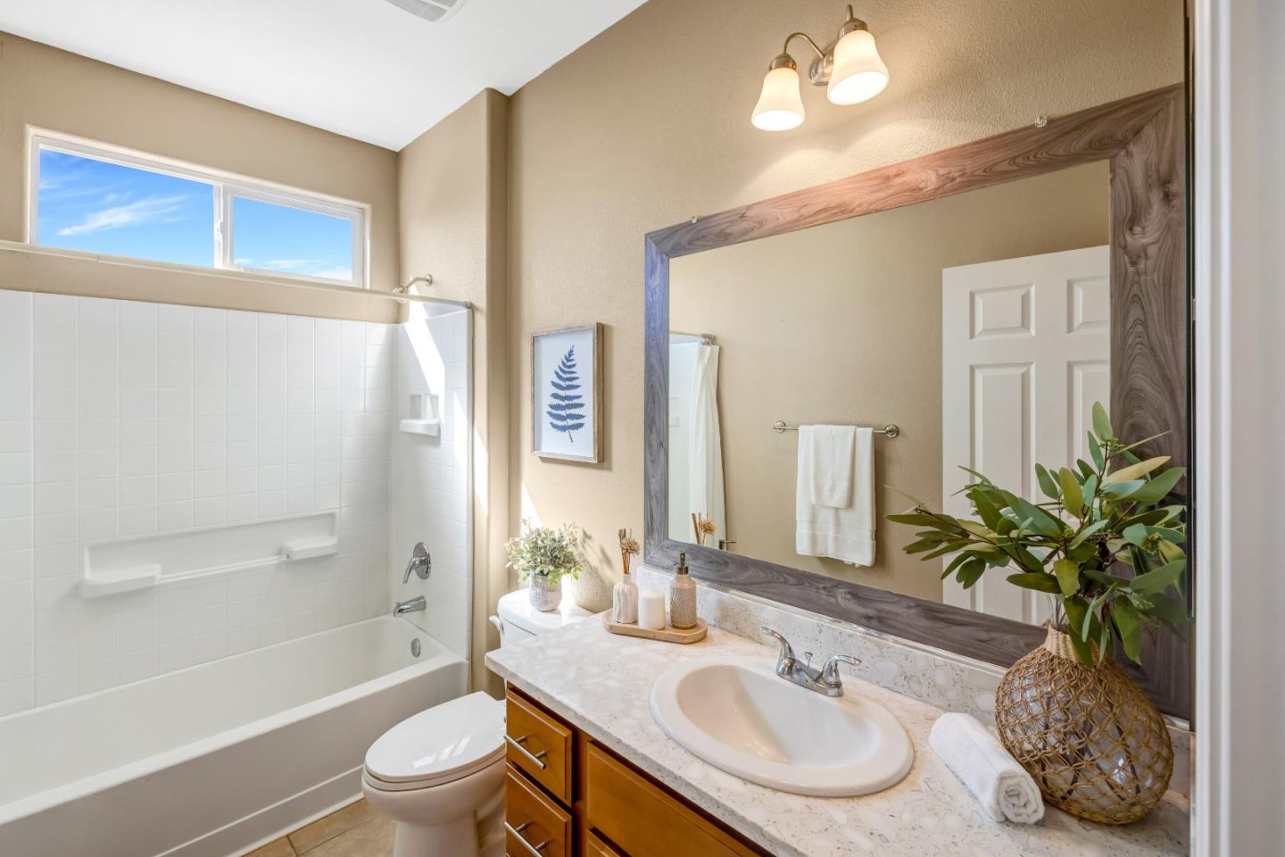 Detail Gallery Image 14 of 18 For 1690 Piazza Dr, Salinas,  CA 93905 - 5 Beds | 3 Baths