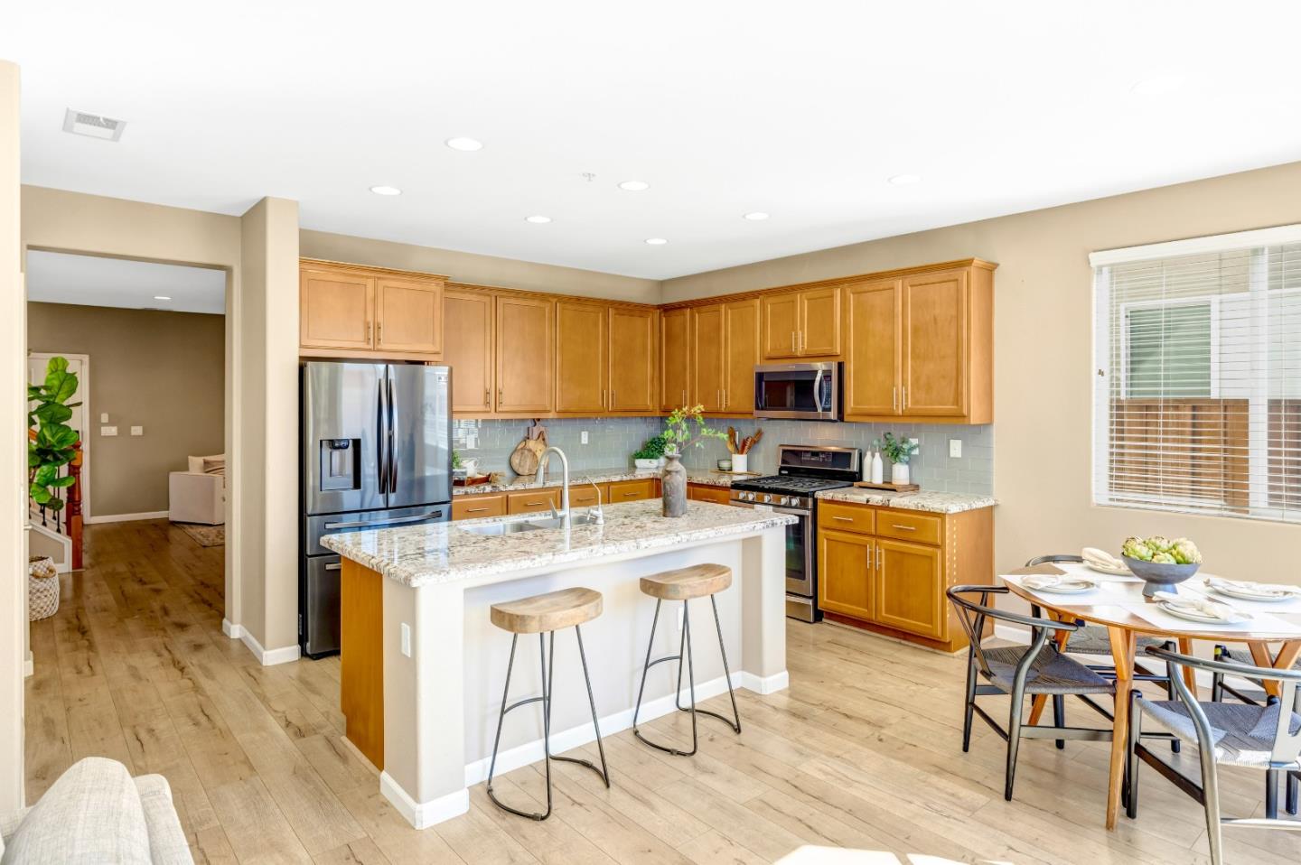 Detail Gallery Image 6 of 18 For 1690 Piazza Dr, Salinas,  CA 93905 - 5 Beds | 3 Baths