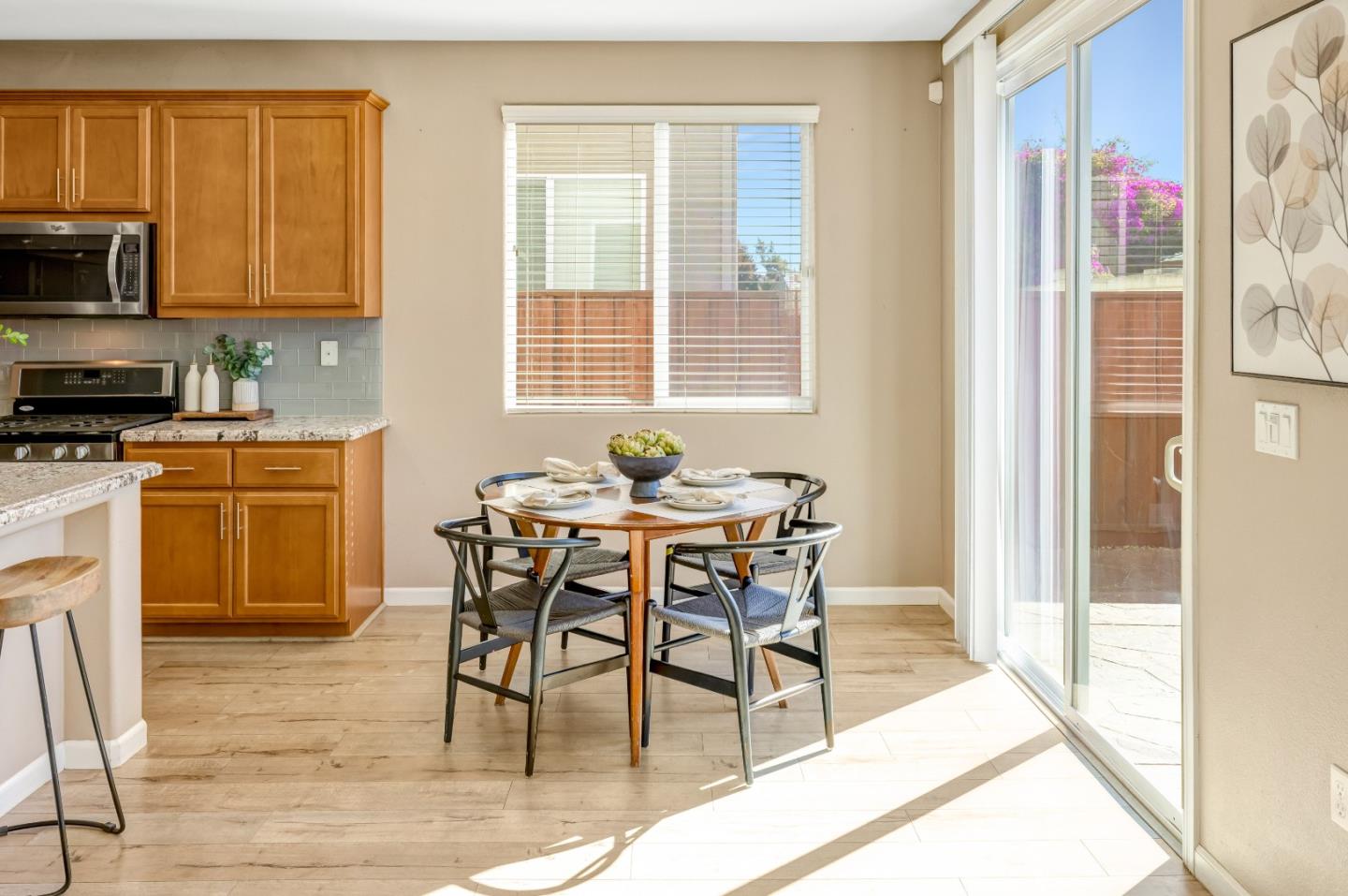 Detail Gallery Image 7 of 18 For 1690 Piazza Dr, Salinas,  CA 93905 - 5 Beds | 3 Baths