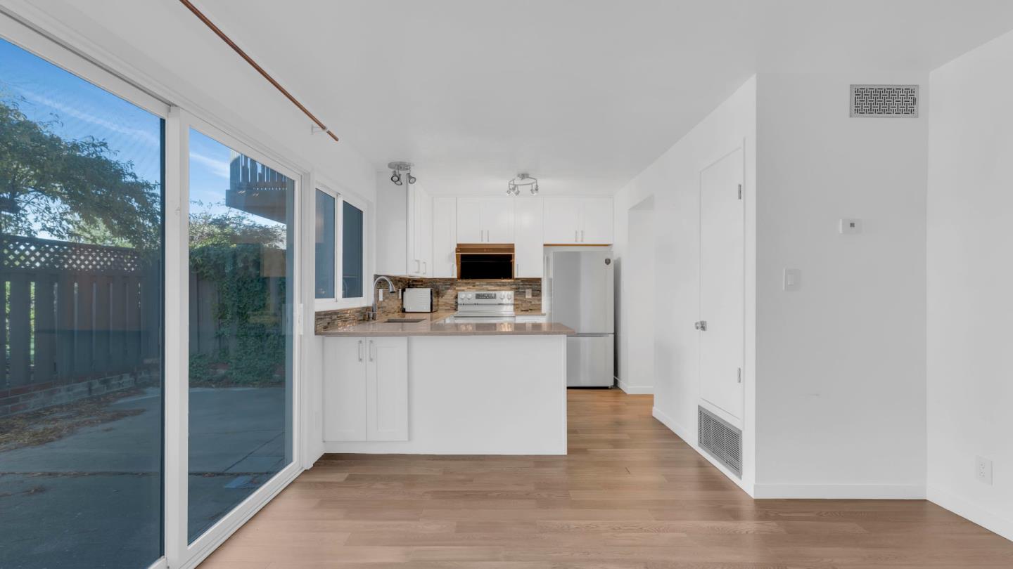 Detail Gallery Image 8 of 18 For 844 Magellan Ln, Foster City,  CA 94404 - 3 Beds | 2/1 Baths