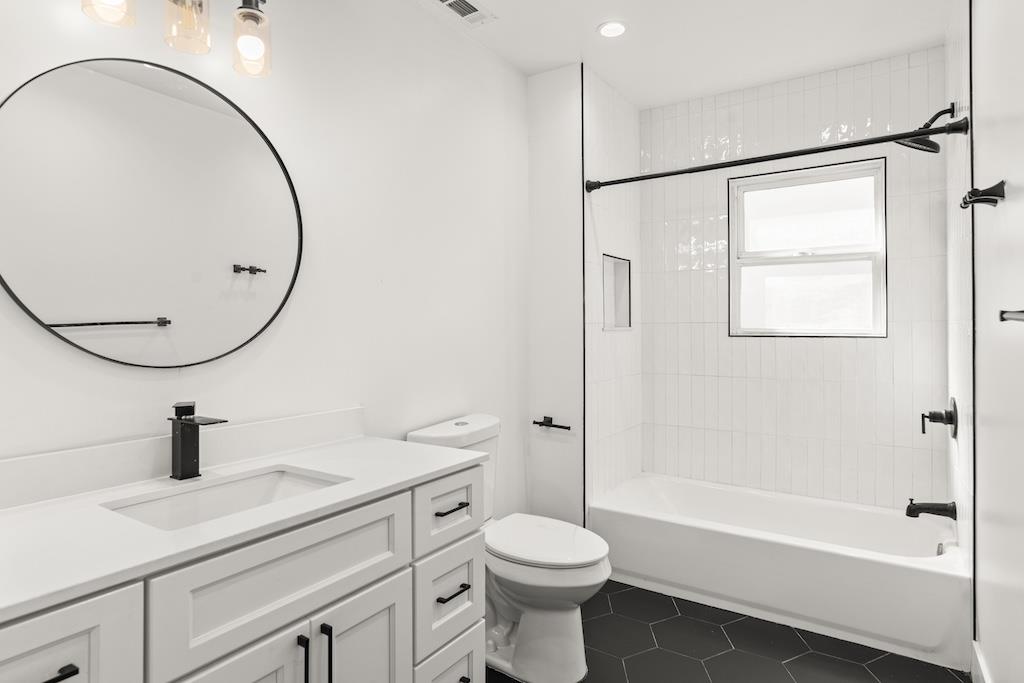 Detail Gallery Image 9 of 18 For 1463 103rd Ave, Oakland,  CA 94603 - 4 Beds | 2 Baths