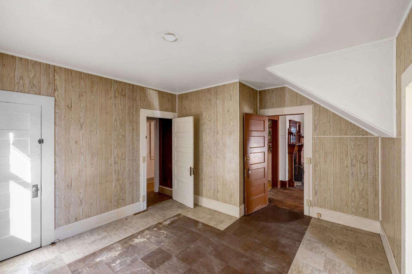 Detail Gallery Image 13 of 30 For 486 Van Buren St, Monterey,  CA 93940 - 5 Beds | 3 Baths