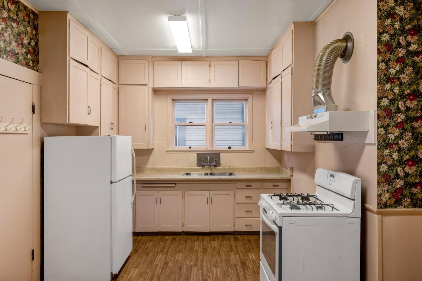 Detail Gallery Image 8 of 30 For 486 Van Buren St, Monterey,  CA 93940 - 5 Beds | 3 Baths