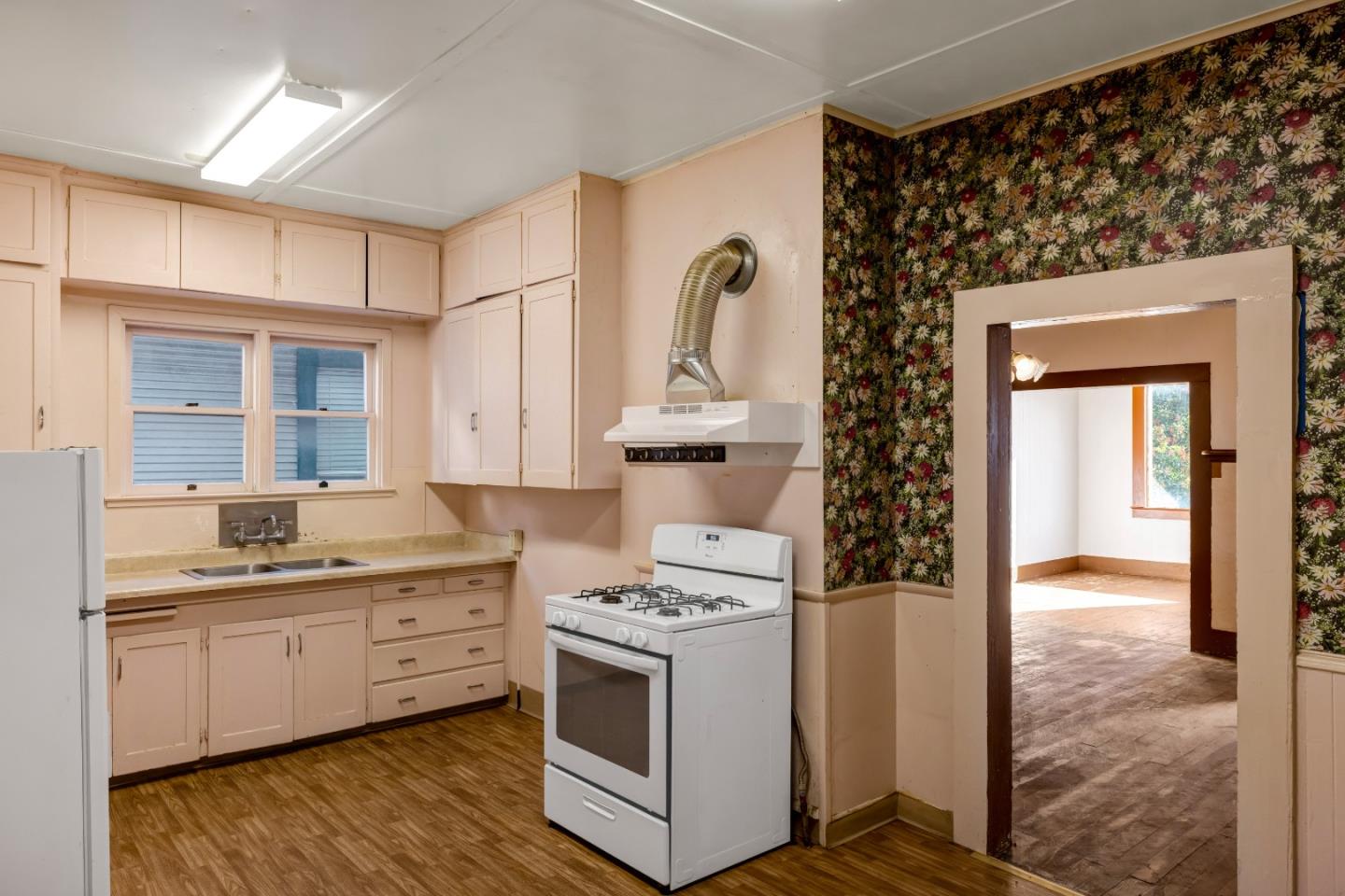 Detail Gallery Image 9 of 30 For 486 Van Buren St, Monterey,  CA 93940 - 5 Beds | 3 Baths