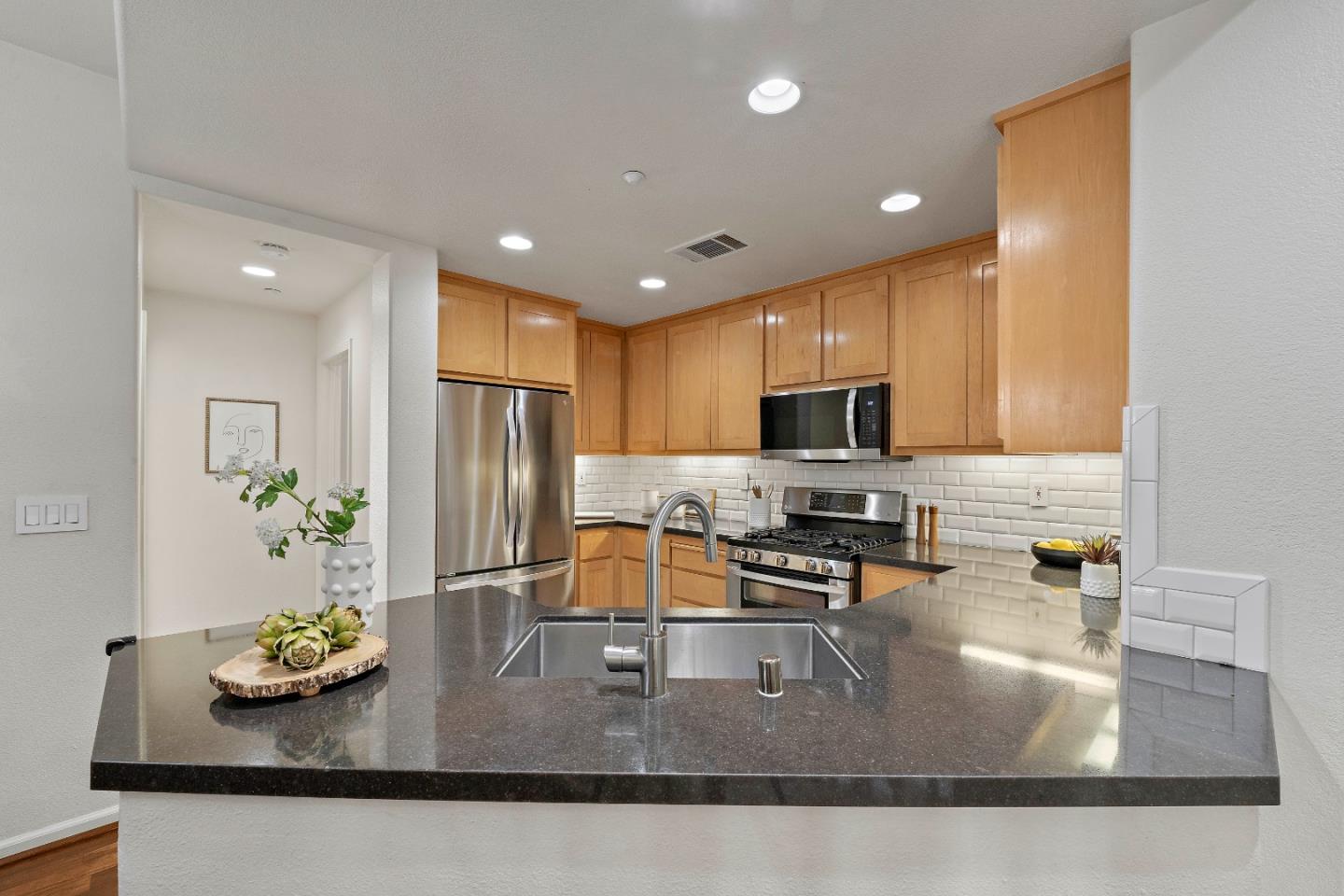 Detail Gallery Image 16 of 51 For 124 Sunol St, San Jose,  CA 95126 - 3 Beds | 3 Baths