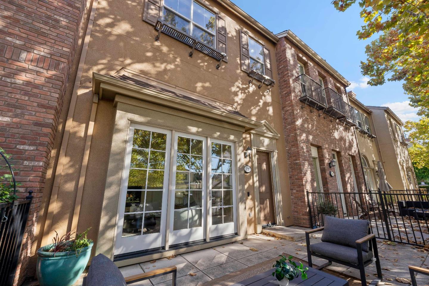 Detail Gallery Image 5 of 51 For 124 Sunol St, San Jose,  CA 95126 - 3 Beds | 3 Baths