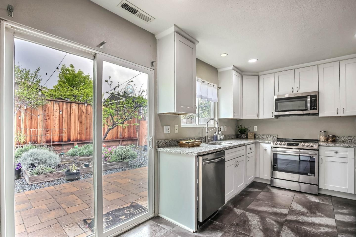 Detail Gallery Image 5 of 19 For 2396 Summer St, San Jose,  CA 95116 - 4 Beds | 3 Baths