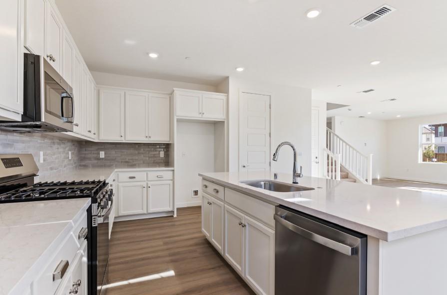 Detail Gallery Image 8 of 14 For 5709 Pathway Dr, Fairfield,  CA 94533 - 4 Beds | 3 Baths