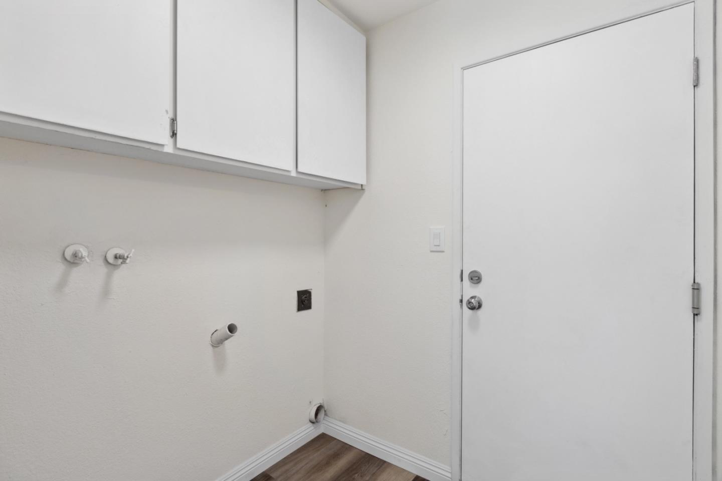 Detail Gallery Image 16 of 32 For 1291 Royal Crest Dr, San Jose,  CA 95131 - 4 Beds | 2/1 Baths