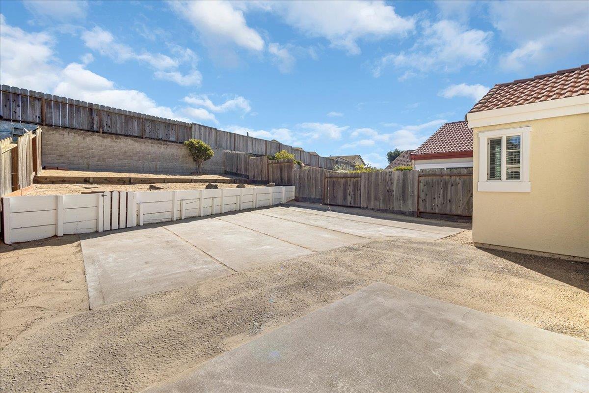 Detail Gallery Image 14 of 31 For 159 Dolphin Cir, Marina,  CA 93933 - 3 Beds | 2 Baths