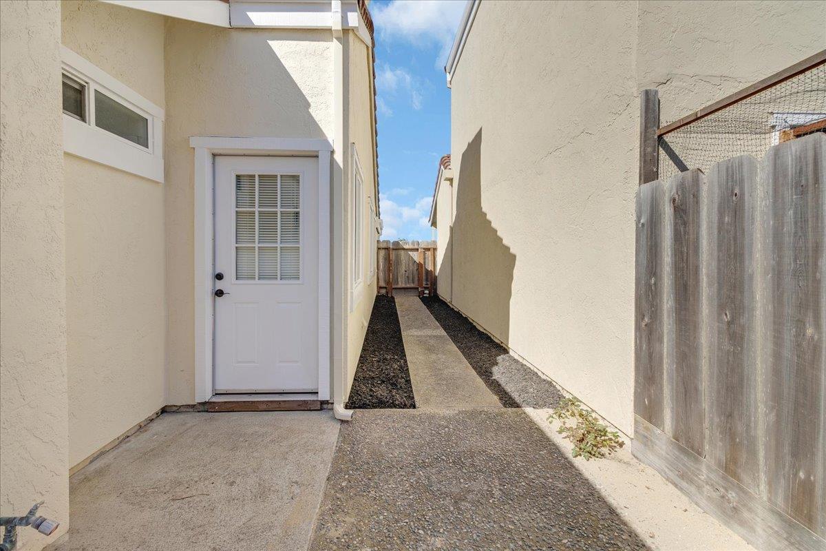 Detail Gallery Image 15 of 31 For 159 Dolphin Cir, Marina,  CA 93933 - 3 Beds | 2 Baths