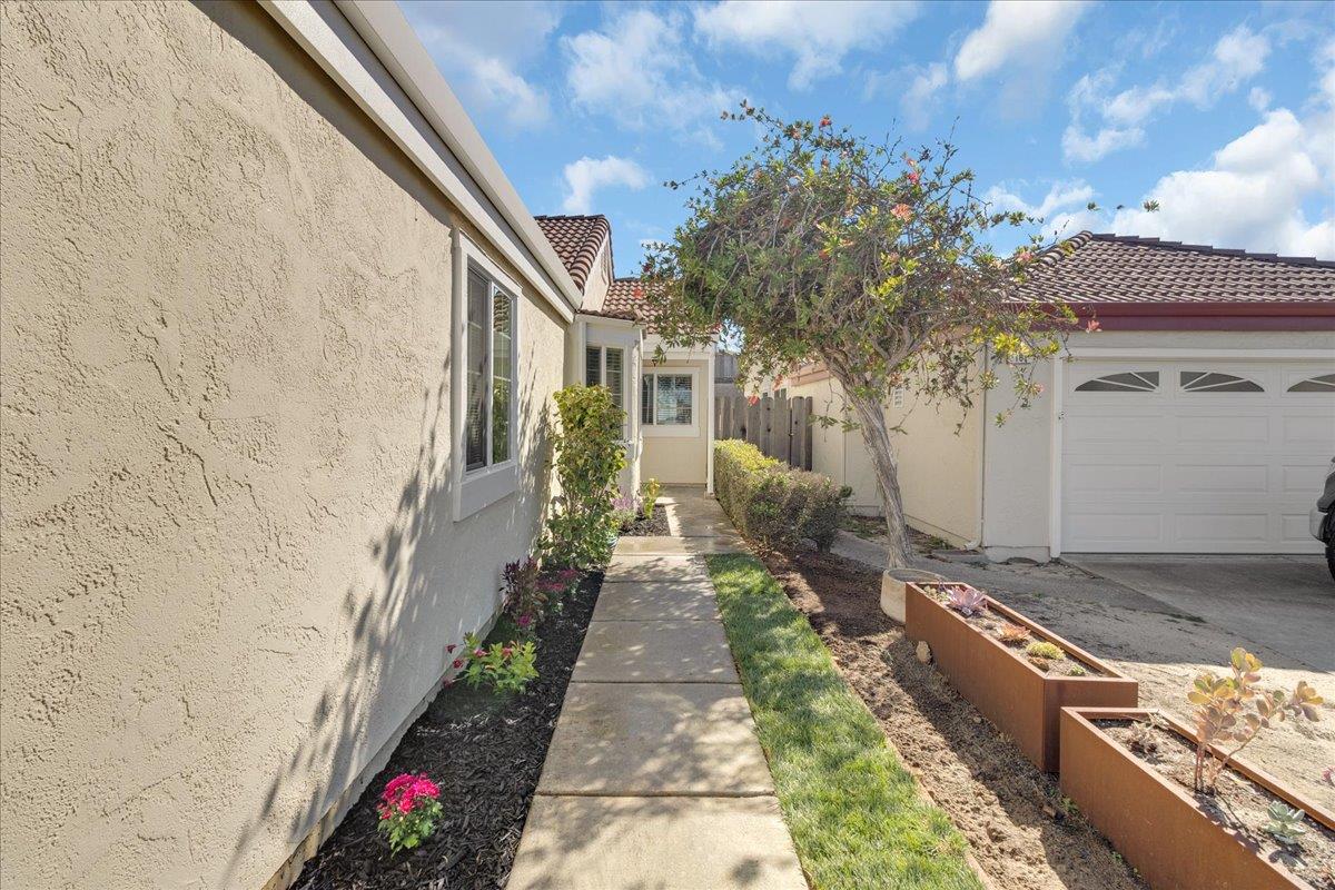 Detail Gallery Image 3 of 31 For 159 Dolphin Cir, Marina,  CA 93933 - 3 Beds | 2 Baths