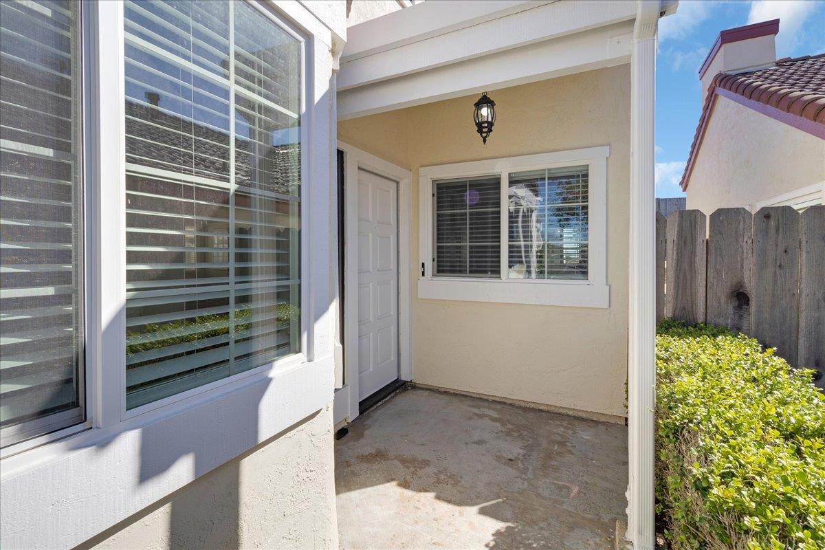 Detail Gallery Image 4 of 31 For 159 Dolphin Cir, Marina,  CA 93933 - 3 Beds | 2 Baths