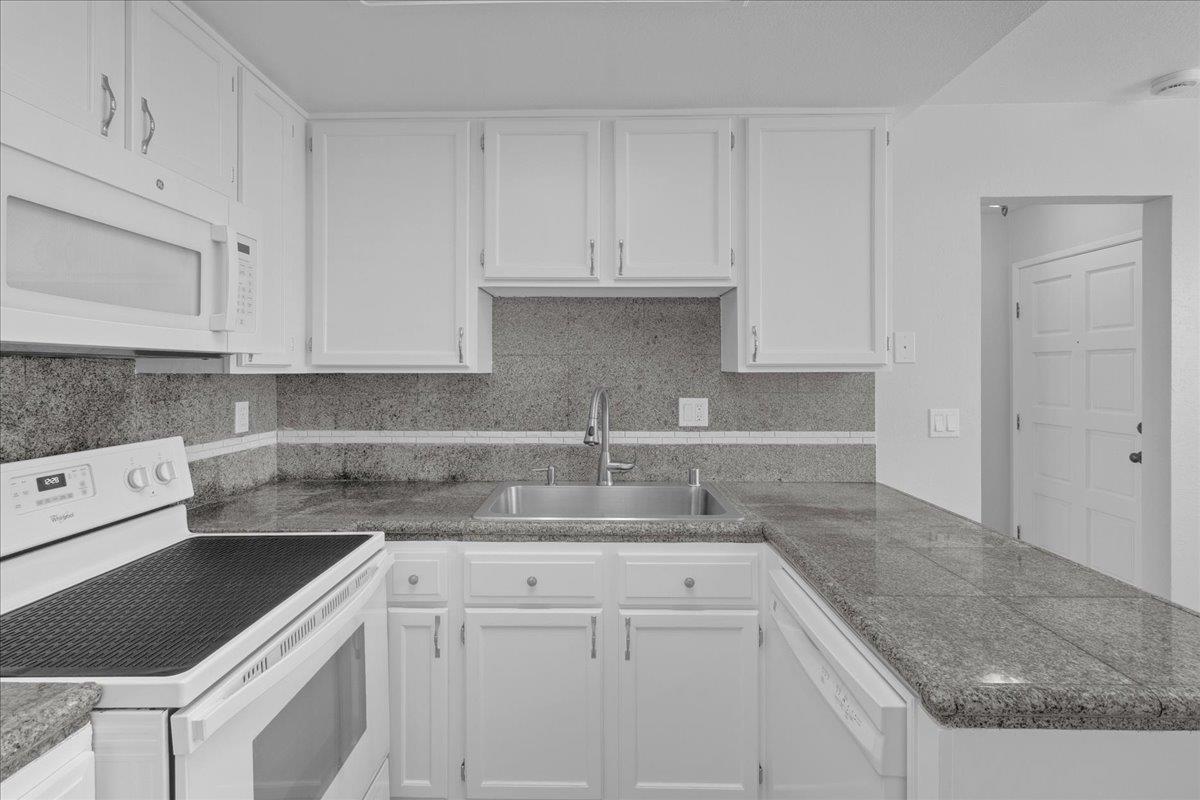 Detail Gallery Image 7 of 31 For 159 Dolphin Cir, Marina,  CA 93933 - 3 Beds | 2 Baths