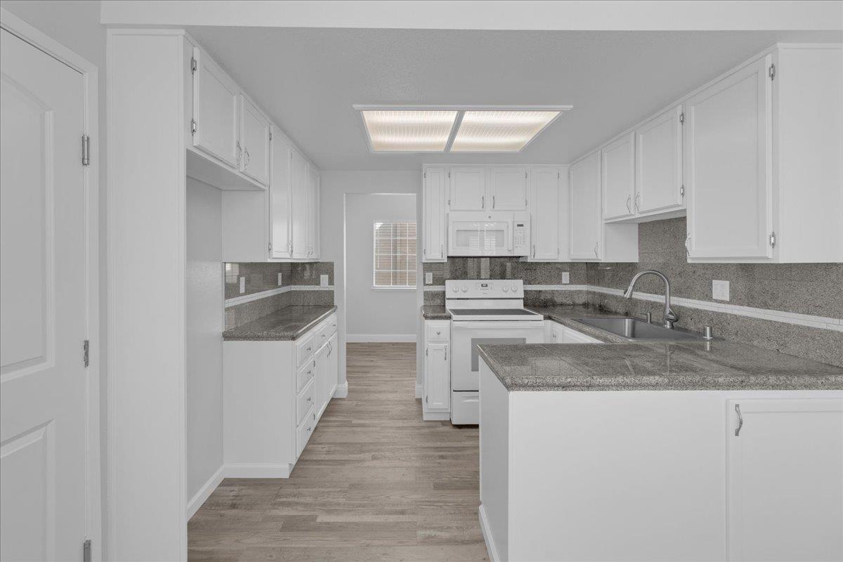 Detail Gallery Image 8 of 31 For 159 Dolphin Cir, Marina,  CA 93933 - 3 Beds | 2 Baths