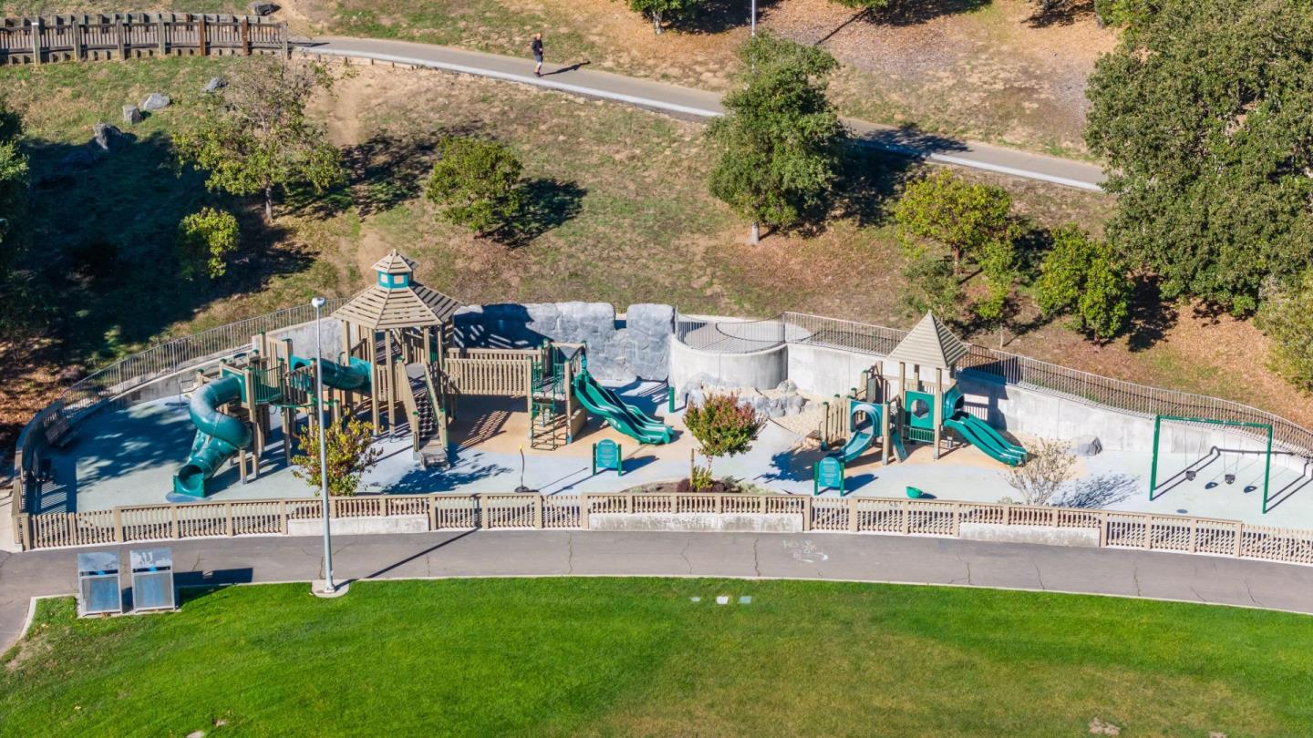 Detail Gallery Image 21 of 47 For 3400 Douglas Ct, San Mateo,  CA 94403 - 2 Beds | 2/1 Baths