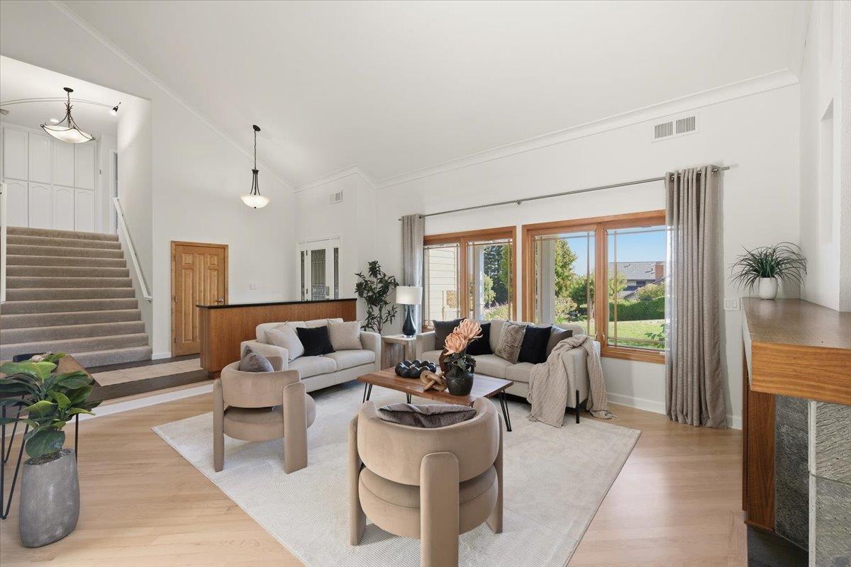 Detail Gallery Image 5 of 38 For 5915 Vista Loop, San Jose,  CA 95124 - 4 Beds | 3 Baths