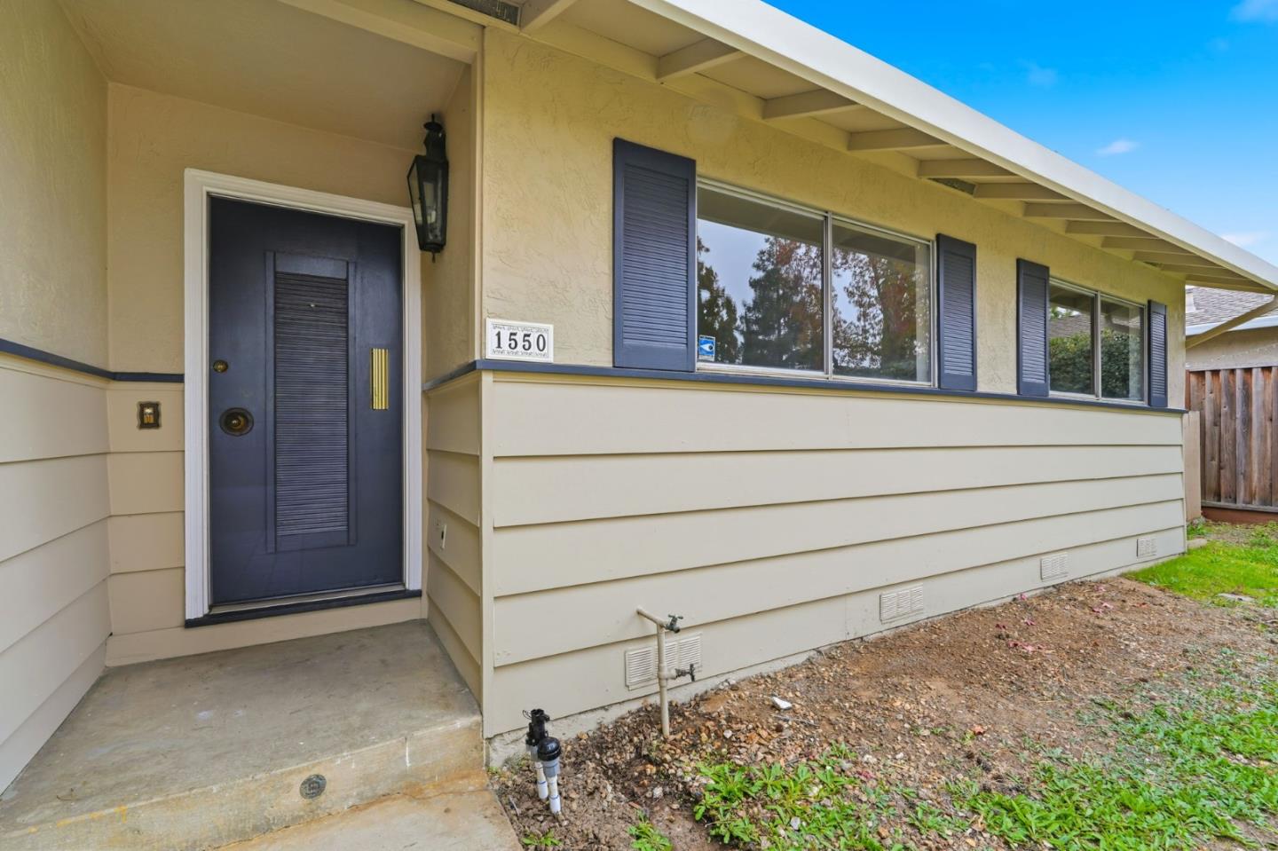 Detail Gallery Image 2 of 10 For 1550 Meadowlark Ln, Sunnyvale,  CA 94087 - 3 Beds | 2 Baths