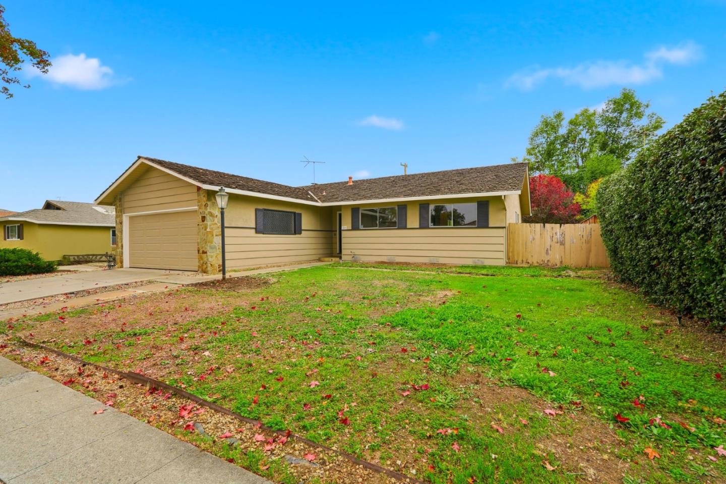 Detail Gallery Image 3 of 10 For 1550 Meadowlark Ln, Sunnyvale,  CA 94087 - 3 Beds | 2 Baths