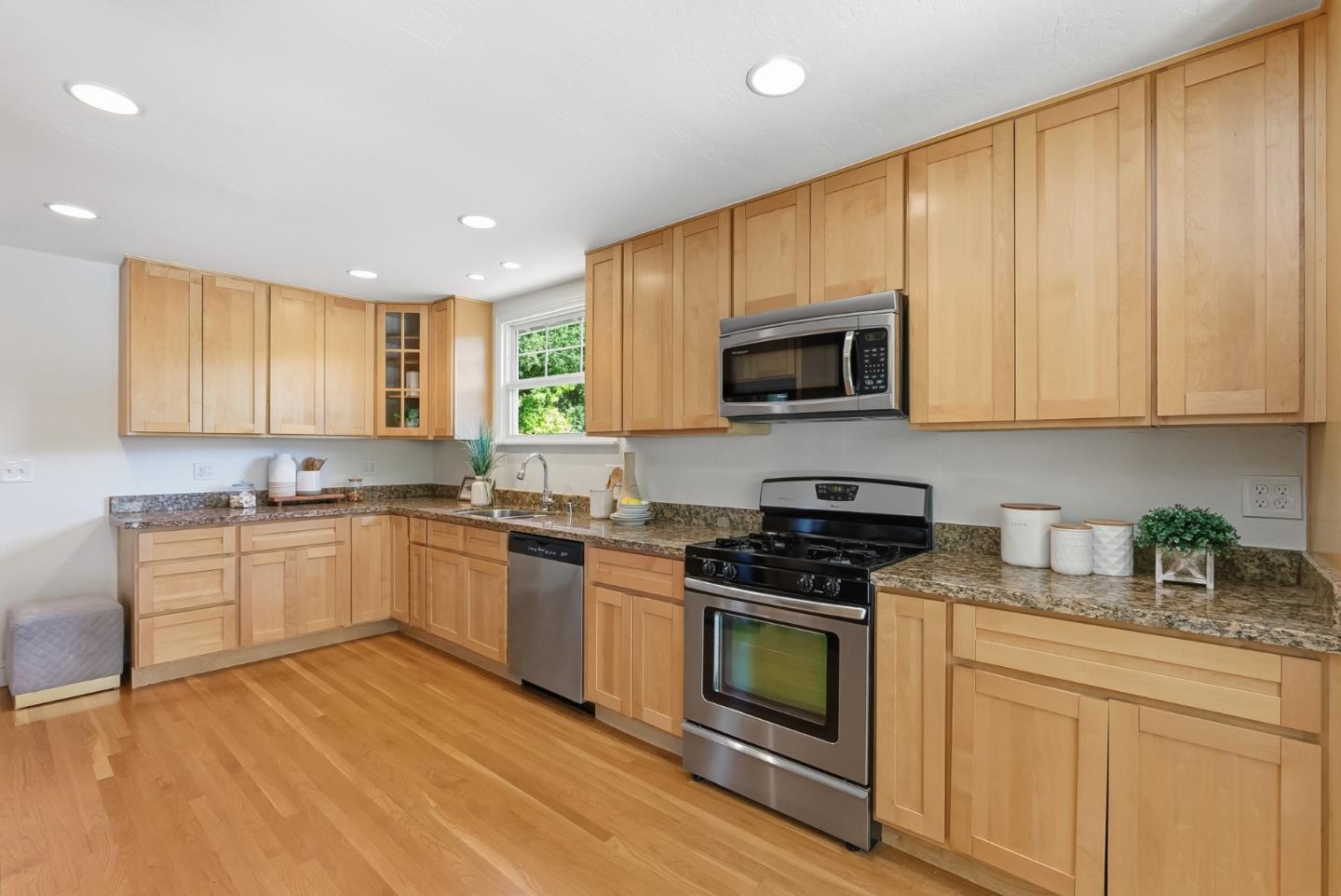 Detail Gallery Image 12 of 54 For 333 Roble Ave, Redwood City,  CA 94061 - 3 Beds | 2 Baths