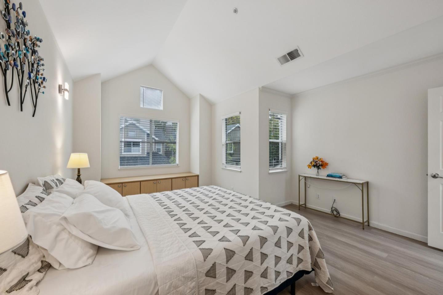 Detail Gallery Image 23 of 32 For 600 Willow Rd #8,  Menlo Park,  CA 94025 - 2 Beds | 2/1 Baths