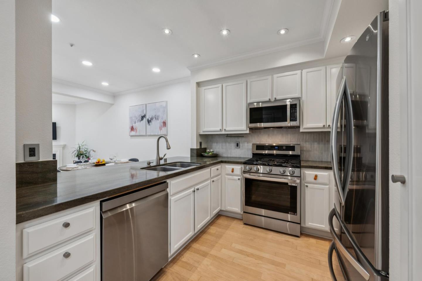 Detail Gallery Image 4 of 32 For 600 Willow Rd #8,  Menlo Park,  CA 94025 - 2 Beds | 2/1 Baths