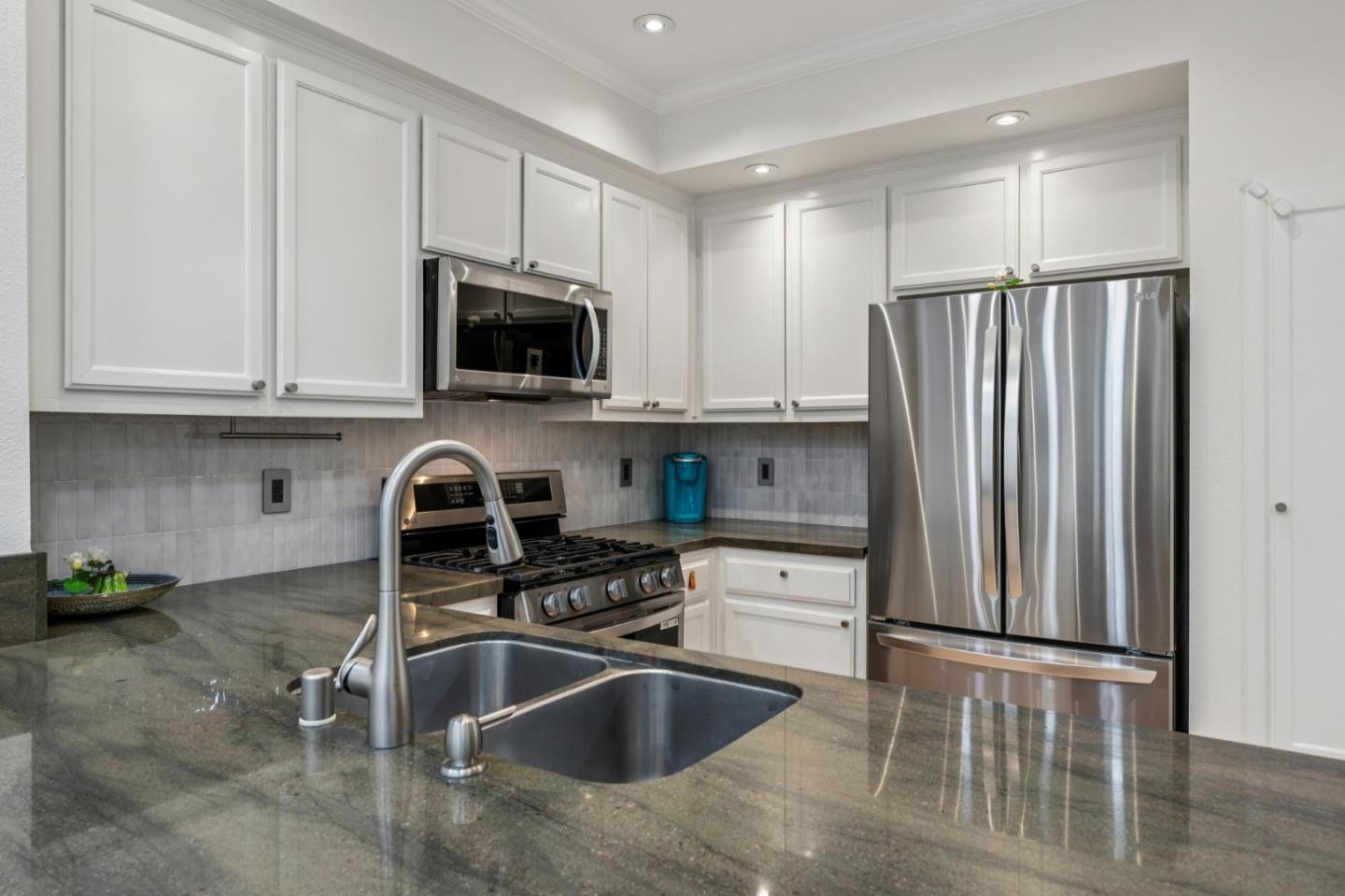 Detail Gallery Image 5 of 32 For 600 Willow Rd #8,  Menlo Park,  CA 94025 - 2 Beds | 2/1 Baths