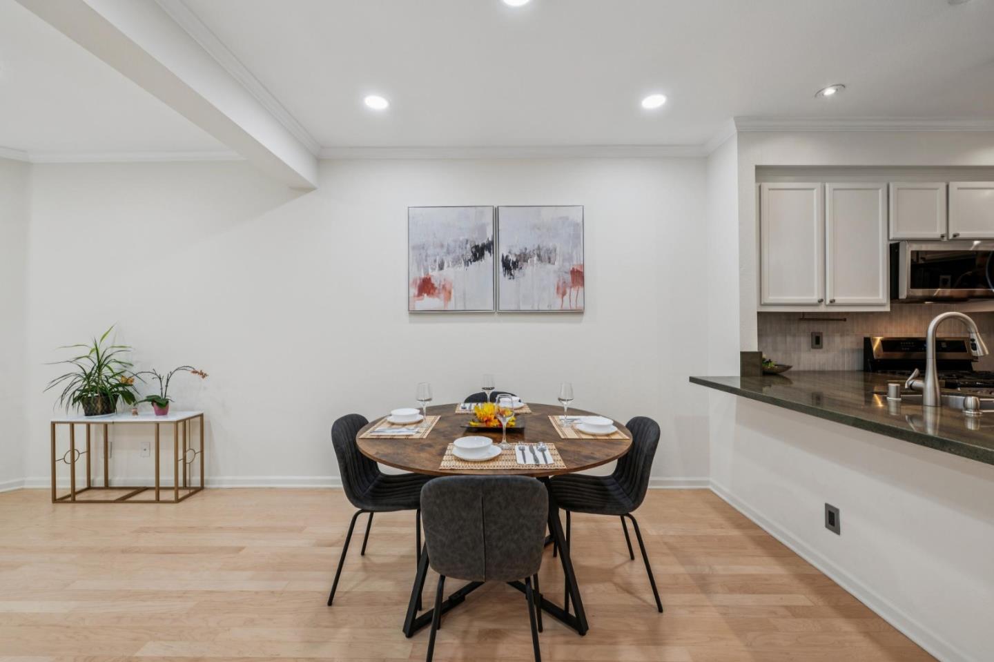 Detail Gallery Image 6 of 32 For 600 Willow Rd #8,  Menlo Park,  CA 94025 - 2 Beds | 2/1 Baths