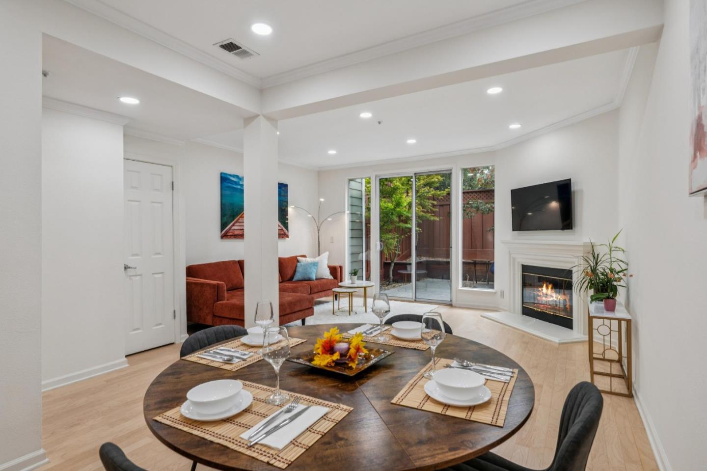 Detail Gallery Image 7 of 32 For 600 Willow Rd #8,  Menlo Park,  CA 94025 - 2 Beds | 2/1 Baths