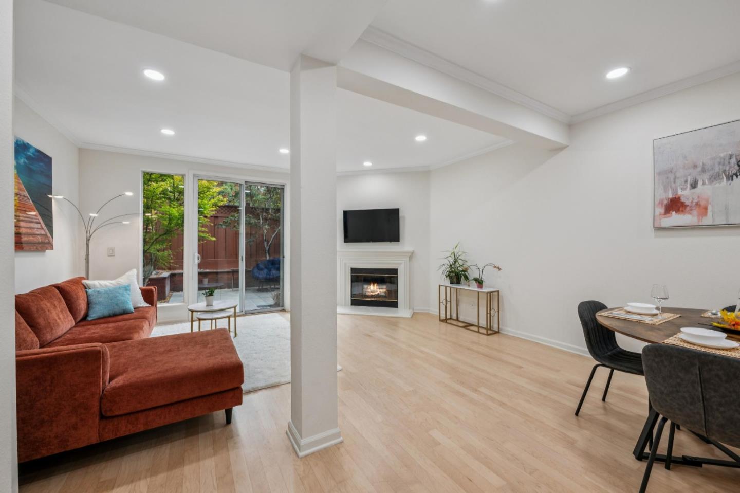 Detail Gallery Image 9 of 32 For 600 Willow Rd #8,  Menlo Park,  CA 94025 - 2 Beds | 2/1 Baths