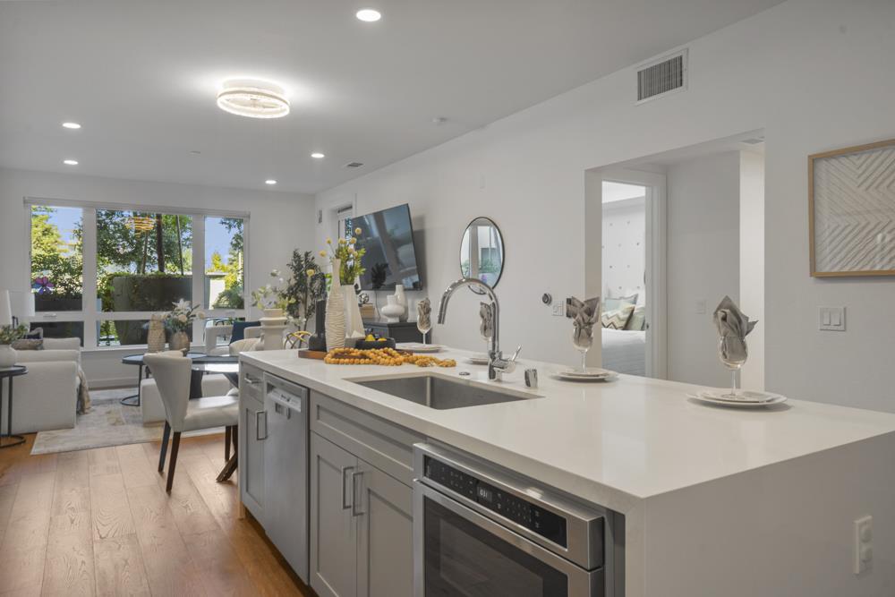 Detail Gallery Image 11 of 48 For 400 El Camino Real #117,  Belmont,  CA 94002 - 3 Beds | 2 Baths