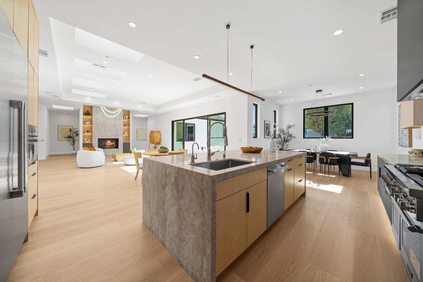 Detail Gallery Image 5 of 60 For 89 Centre St, Mountain View,  CA 94041 - 5 Beds | 4/1 Baths