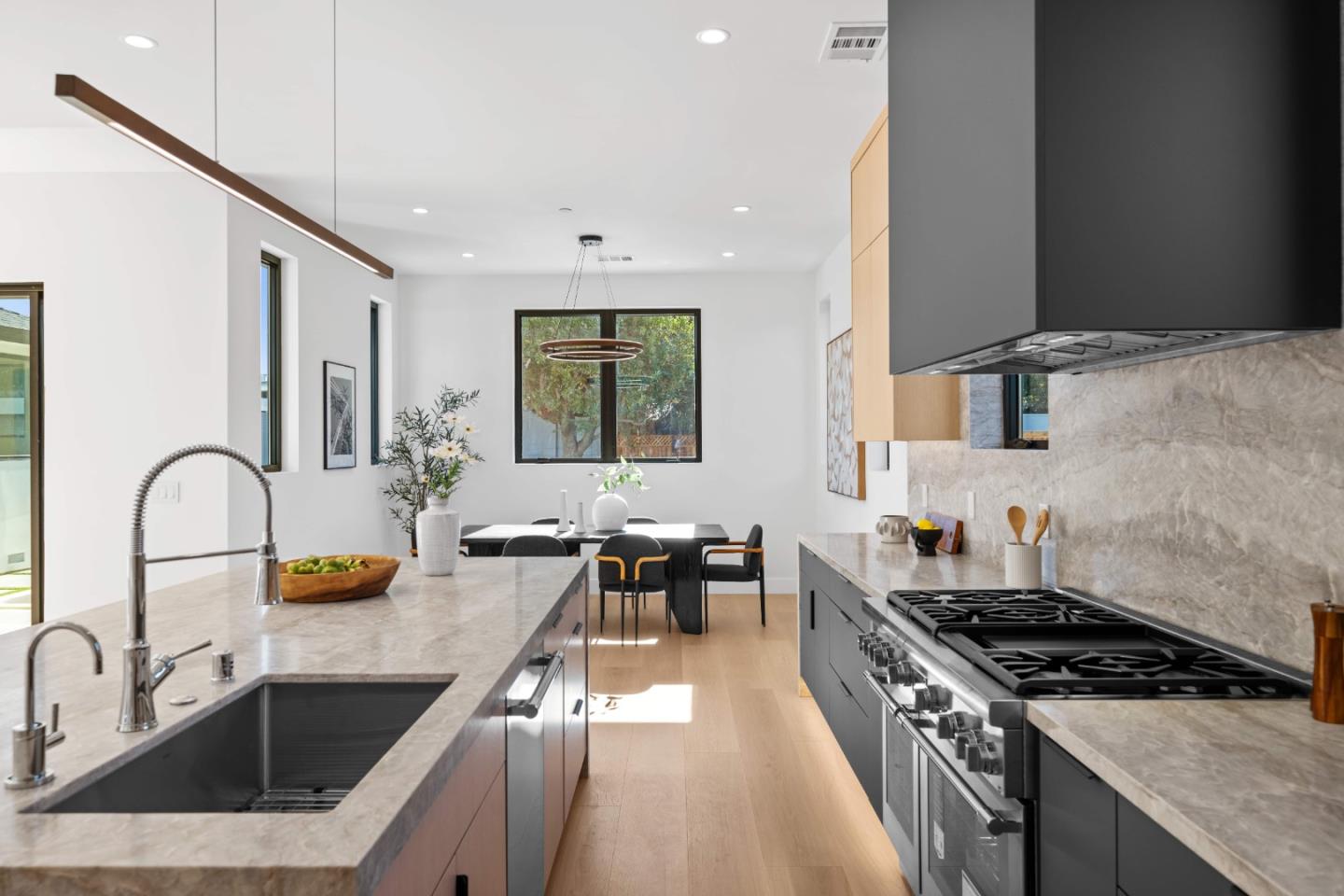 Detail Gallery Image 7 of 60 For 89 Centre St, Mountain View,  CA 94041 - 5 Beds | 4/1 Baths