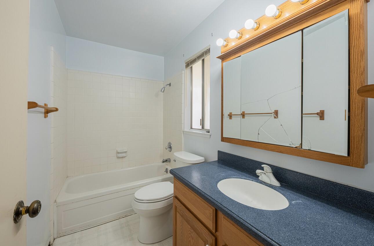 Detail Gallery Image 11 of 14 For 464 La Jolla Way, Salinas,  CA 93901 - 3 Beds | 2 Baths