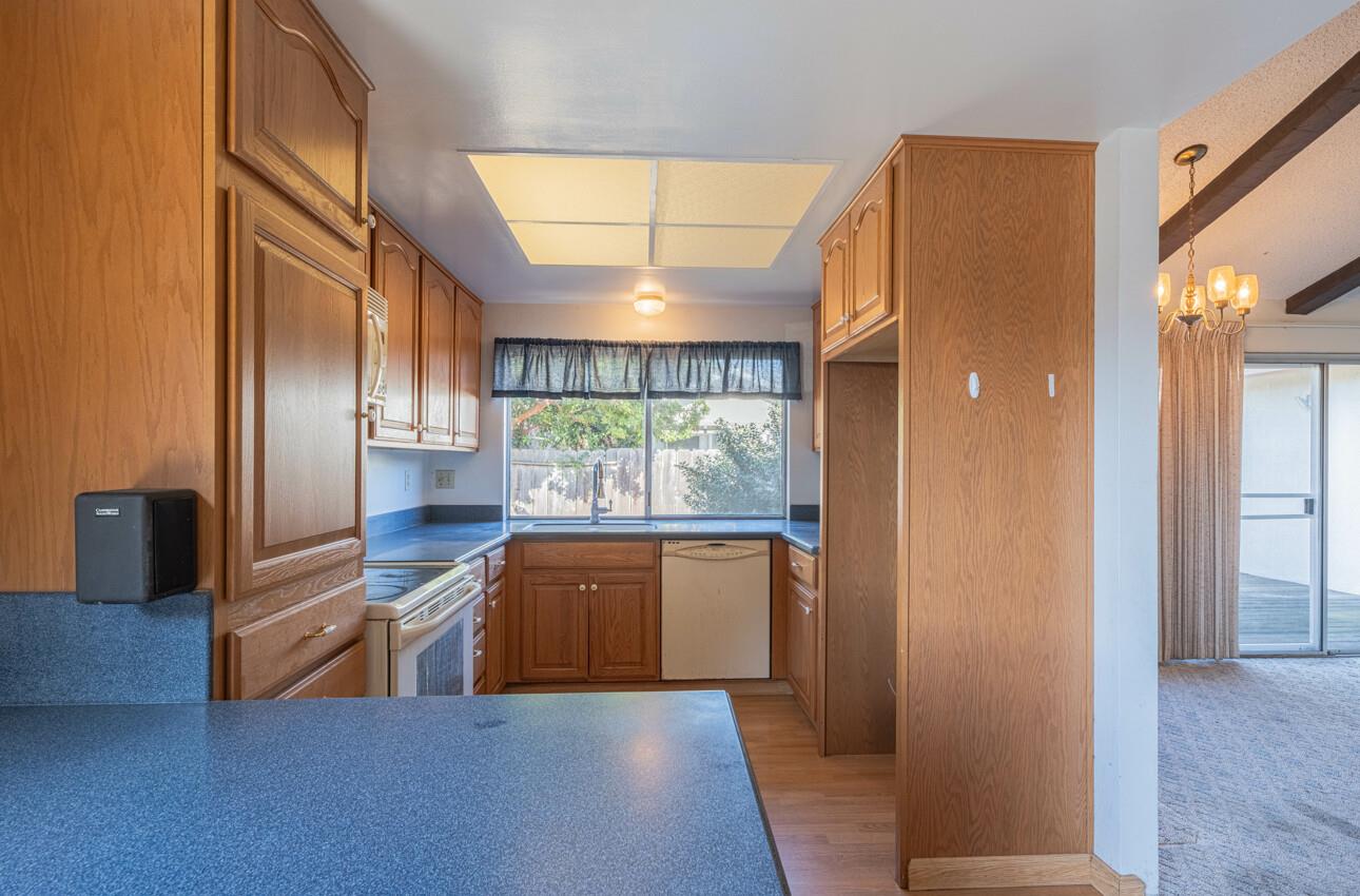 Detail Gallery Image 3 of 14 For 464 La Jolla Way, Salinas,  CA 93901 - 3 Beds | 2 Baths