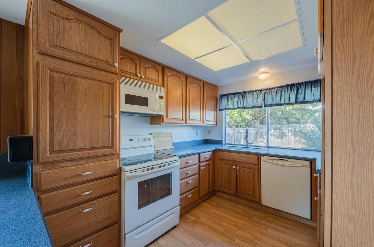 Detail Gallery Image 4 of 14 For 464 La Jolla Way, Salinas,  CA 93901 - 3 Beds | 2 Baths