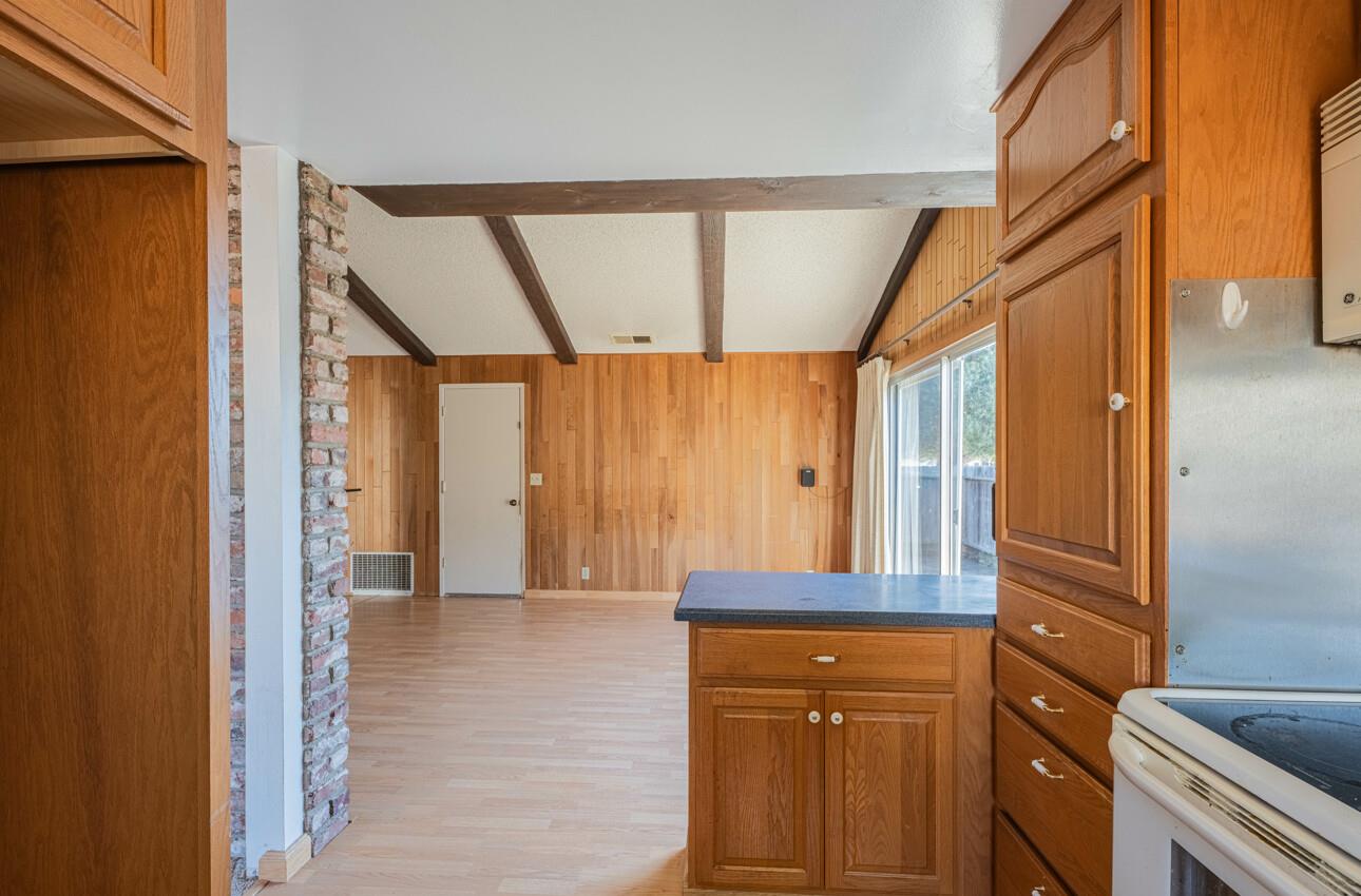 Detail Gallery Image 5 of 14 For 464 La Jolla Way, Salinas,  CA 93901 - 3 Beds | 2 Baths