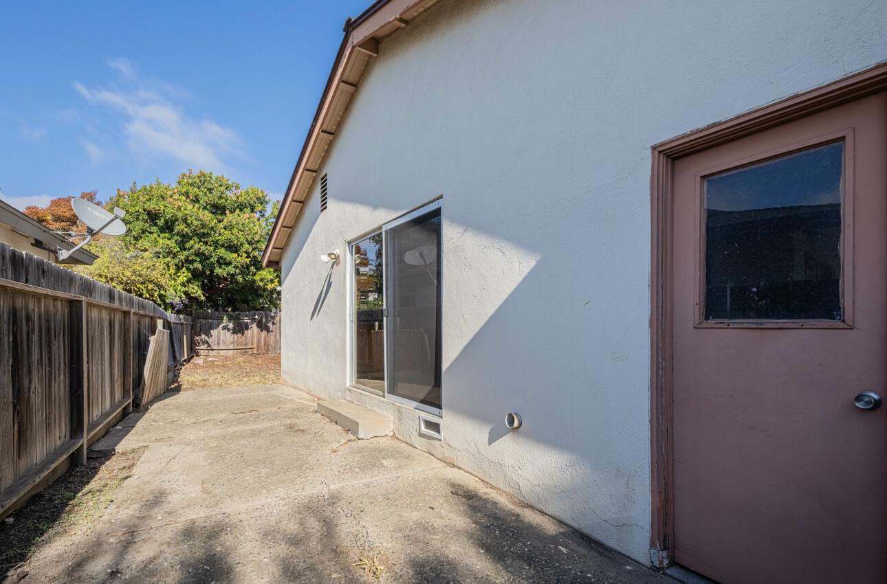 Detail Gallery Image 9 of 14 For 464 La Jolla Way, Salinas,  CA 93901 - 3 Beds | 2 Baths