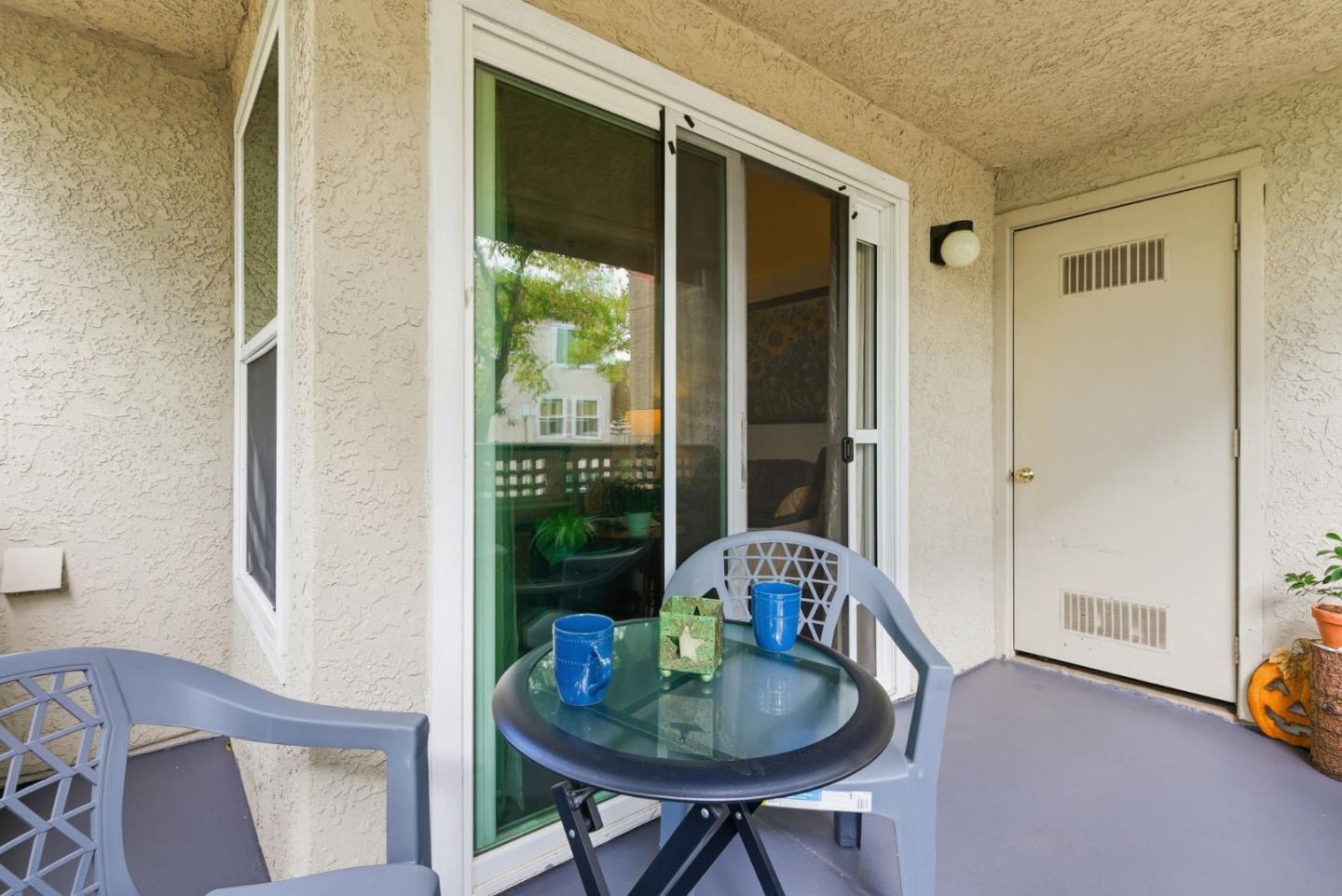 Detail Gallery Image 13 of 32 For 673 Royston Ln #233,  Hayward,  CA 94544 - 3 Beds | 2 Baths