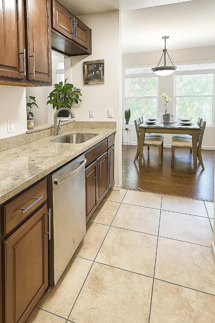 Detail Gallery Image 3 of 32 For 673 Royston Ln #233,  Hayward,  CA 94544 - 3 Beds | 2 Baths