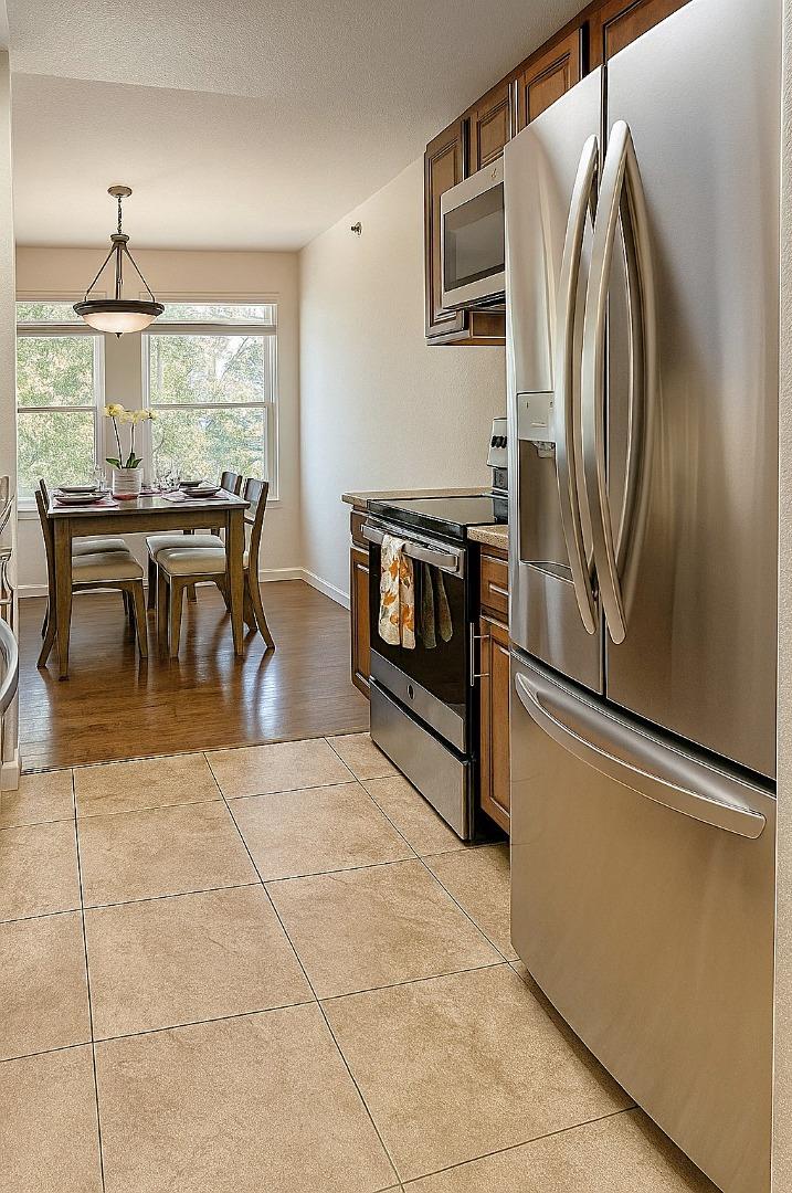 Detail Gallery Image 4 of 32 For 673 Royston Ln #233,  Hayward,  CA 94544 - 3 Beds | 2 Baths