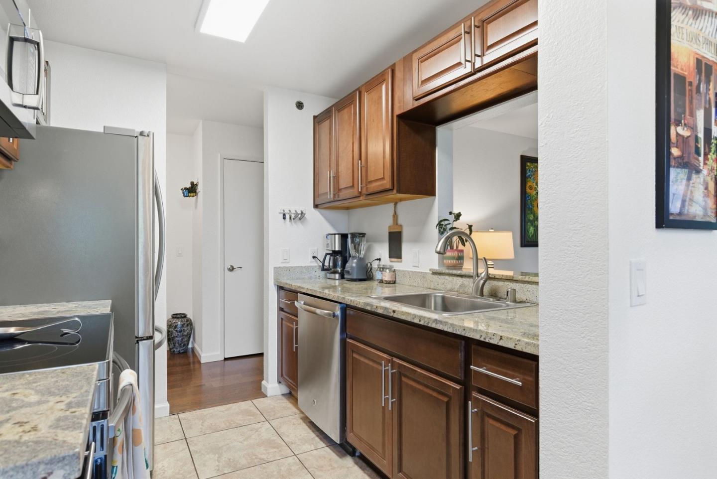 Detail Gallery Image 5 of 32 For 673 Royston Ln #233,  Hayward,  CA 94544 - 3 Beds | 2 Baths