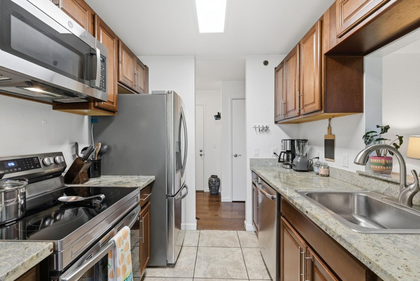 Detail Gallery Image 6 of 32 For 673 Royston Ln #233,  Hayward,  CA 94544 - 3 Beds | 2 Baths
