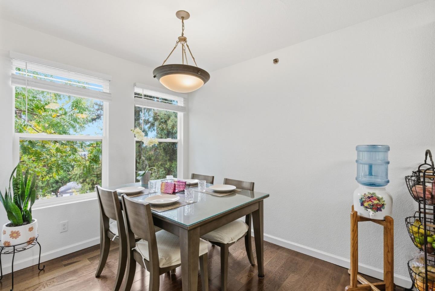 Detail Gallery Image 8 of 32 For 673 Royston Ln #233,  Hayward,  CA 94544 - 3 Beds | 2 Baths