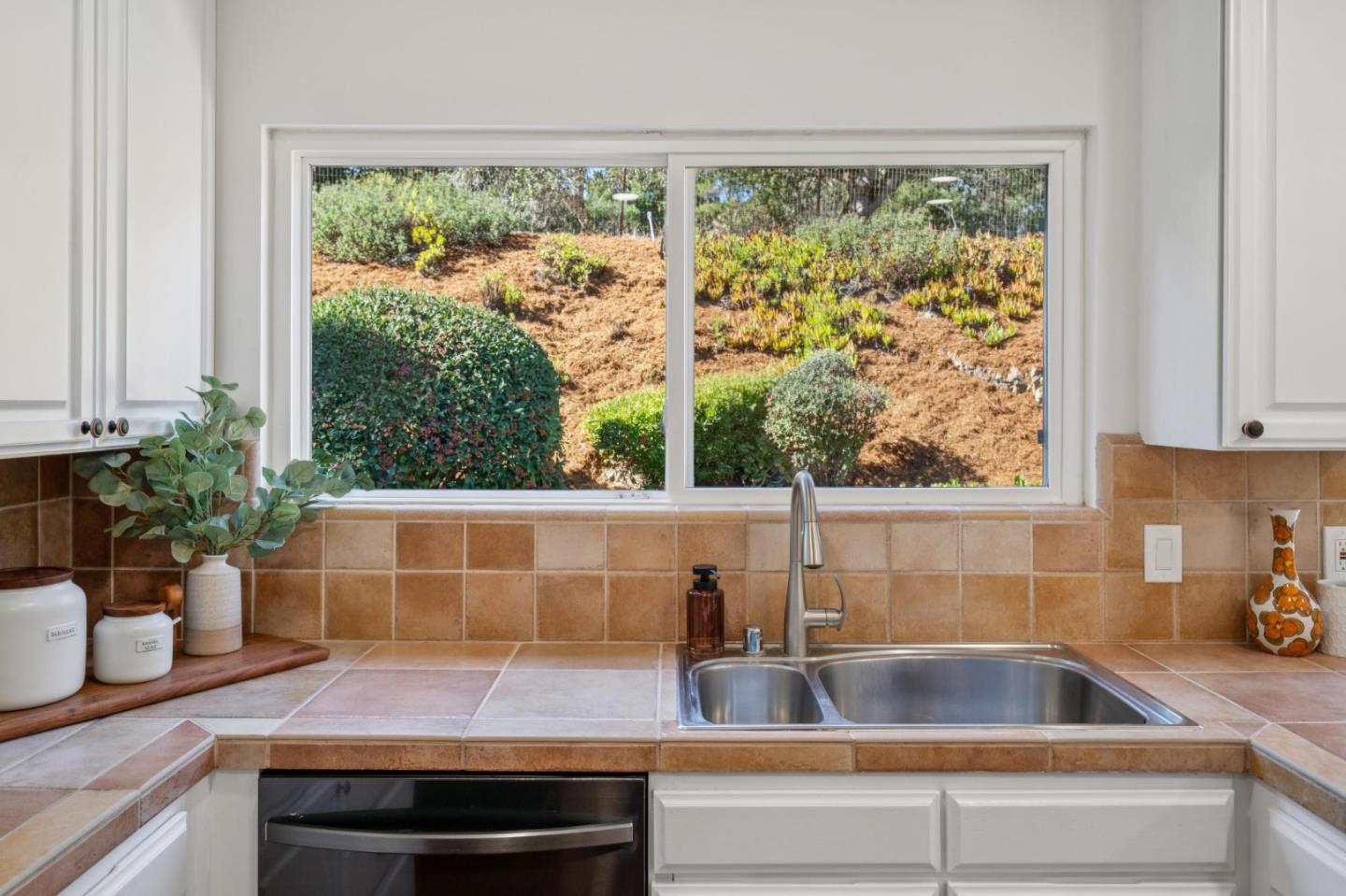 Detail Gallery Image 15 of 47 For 25682 Carmel Knolls Dr, Carmel,  CA 93923 - 4 Beds | 2/2 Baths
