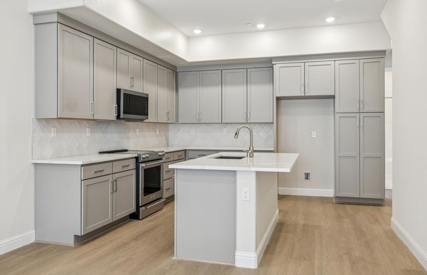 Detail Gallery Image 10 of 34 For 2417 Willow Way, San Mateo,  CA 94403 - 3 Beds | 3 Baths