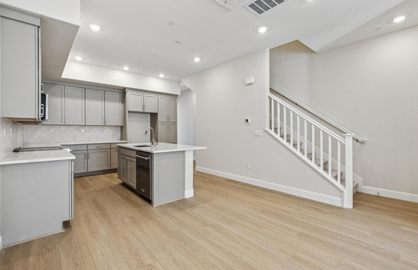 Detail Gallery Image 11 of 34 For 2417 Willow Way, San Mateo,  CA 94403 - 3 Beds | 3 Baths